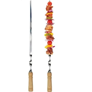 Lange Edelstahl-Grillspieße mit Holzgriff und einem gegrillten Fleisch-Gemüse-Kebab