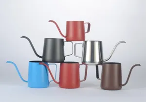 Bunter Stapel aus Edelstahl-Kaffeekannen mit Schwanenhals und langem Auslauf