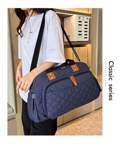 Grand sac de voyage de type duffel matelassé, sac de sport et d'épaule multifonctionnel.