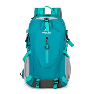 Vooraanzicht van een groenblauwe wandelrugzak met grote capaciteit en handige mesh zijzakken.