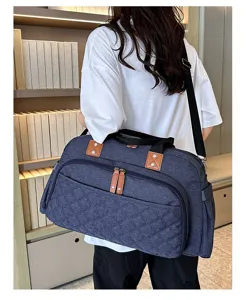 Grand sac de voyage avec separation humide et seche, ideal pour le sport et les week-ends.