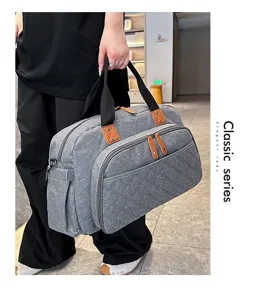 Vue détaillée du grand sac de voyage avec séparation humide et sèche et pochette pour trolley.