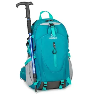 Groenblauwe wandelrugzak met wandelstokbevestiging en ritsvak aan de voorkant