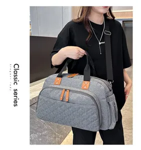 Grand sac de voyage de sport avec sangle pour valise et compartiment étanche fitness.