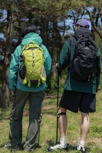 Professionele lichtgewicht outdoor wandelrugzakken tijdens een wandeling in de vrije natuur