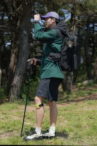Zwarte outdoor wandelrugzak met grote capaciteit en ergonomische schouderbanden