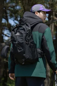 Gedetailleerd overzicht van een professionele zwarte wandelrugzak in de vrije natuur