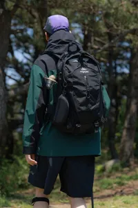 Professionele zwarte outdoor wandelrugzak met grote capaciteit getoond op model