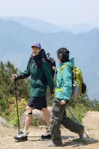 Wandelaars met grote rugzakken op een schilderachtig bergpad in de buitenlucht