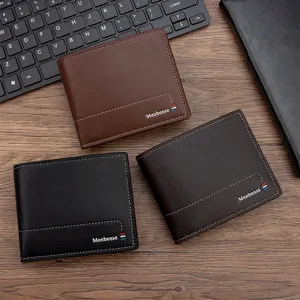 Tres opciones de color de billeteras clásicas de cuero para hombres en un escritorio