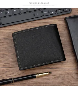 Primo piano del portafoglio bi-fold in pelle nera da uomo su scrivania