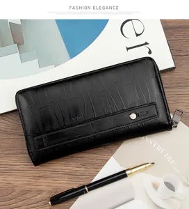 Close-up van zwarte lange heren clutch portemonnee van leer met krokodillentextuur.