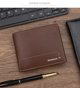Vista detallada de la cartera corta de cuero marrón para hombre en un escritorio