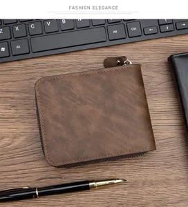 Vue arrière détaillée d'un portefeuille court en cuir marron pour homme avec fermeture