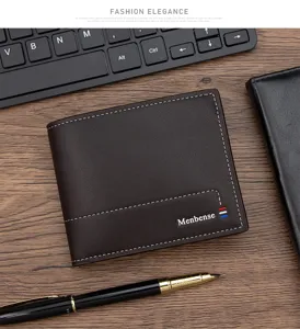Primer plano de la cartera Menbense marrón para hombre con costuras blancas sobre escritorio