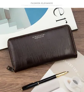 Elegante donkerbruine herenclutch van reliëfleer op een bureau geplaatst
