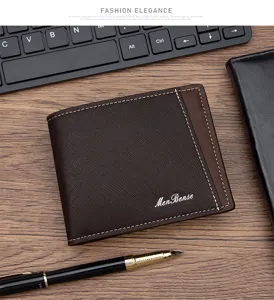 Primo piano di un portafoglio bifold in pelle marrone su una scrivania.