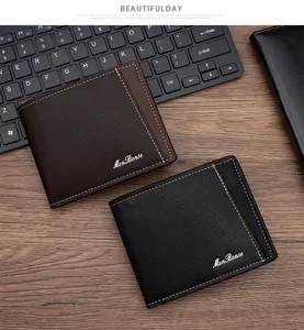 Portafogli slim da uomo in pelle marrone e nera con design bifold orizzontale su tavolo
