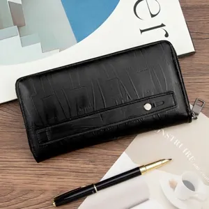 Elegante zwarte getextureerde heren clutch tas met rits op een houten tafelblad chic