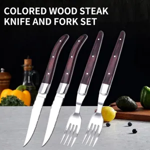 Detailopname van roestvrijstalen steakbestekset met handgrepen van pakka-hout