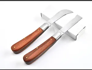 Detalle de navajas multiusos plegables con hojas de acero inox y mangos de madera.