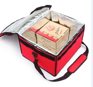 Rote isolierte Liefertasche für Pizza mit Folienfutter und gestapelten Lebensmittelboxen.