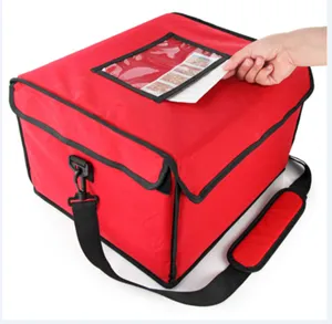 Detailansicht einer roten Thermotasche mit dem transparenten Fenster für Lieferbestellungen.