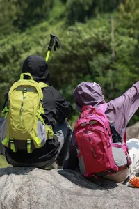 Professionele outdoor wandelrugzakken getoond tijdens een trekking in de bergen
