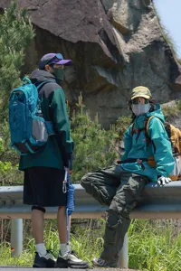 Twee wandelaars in professionele outdooruitrusting met lichte trekkingrugzakken