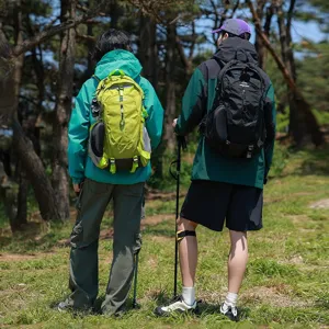 Twee professionele lichtgewicht wandelrugzakken voor outdoor trekking en avontuur.