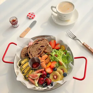 Detalle de estilo de vida de bandeja de acero inoxidable con asas rojas y brunch
