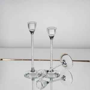 Elegante Kristallkerzenständer mit diamantgefüllten Stielen auf einer Spiegelfläche