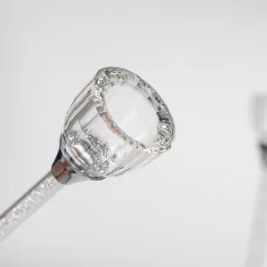 Nahaufnahme des facettierten Kristallkerzenhalters mit einem funkelndem Diamantgriff