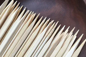 Vue en gros plan detaillee de brochettes en bambou plates arrangees pour barbecue.