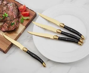 Set di coltelli da bistecca in acciaio inossidabile dorato con elegante manico nero.