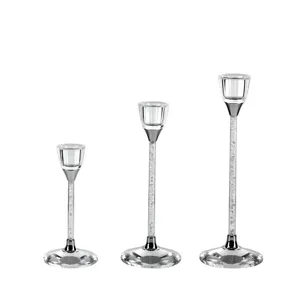 Set mit drei eleganten Kristallkerzenhaltern mit diamantgefüllten Stielen für das Dinner