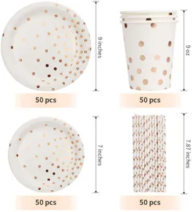 Dettaglio del set di stoviglie a pois oro rosa con piatti, tazze e cannucce
