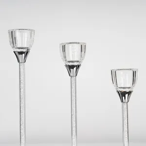 Detailansicht von luxuriösen Kristallkerzenhaltern mit funkelnden weißen Diamantstielen