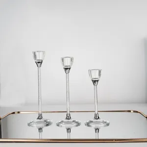 Drei Größen elegante Kristallkerzenhalter mit Diamantstielen auf einem Goldtablett
