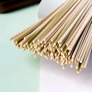 Vue détaillée de brochettes en bambou plat à peau verte de 30cm, idéales pour le barbecue.