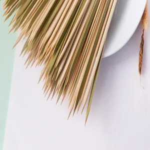 Vue détaillée de brochettes en bambou plates japonaises de 30 cm avec peau verte et résistantes.