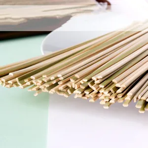 Vue détaillée de brochettes en bambou plates à peau verte de 30cm, robustes pour barbecues.
