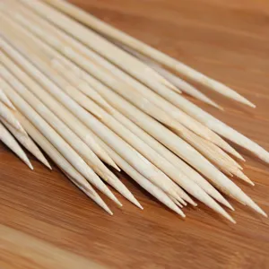 Dettaglio ravvicinato delle punte affilate e della trama naturale degli spiedini di bambù.