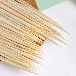 Primo piano di spiedini di bambù usa e getta lunghi 18 cm e spessi 4 mm per barbecue