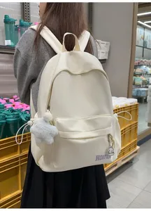 Rückansicht eines minimalistischen cremefarbenen Harajuku-Schulrucksacks am Modell.