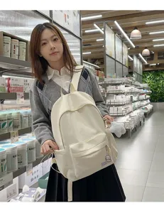 Nahaufnahme eines cremefarbenen Harajuku-Rucksacks für Schülerinnen, getragen von einem Model.