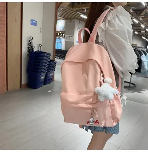 Detailansicht eines stylischen rosa Rucksacks für Schülerinnen, getragen von einem Model