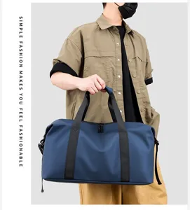 Sac de sport bleu pour homme tenu par un mannequin, illustrant sa grande capacité.