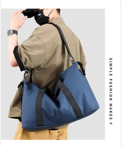 Mannequin masculin portant un grand sac de sport bleu imperméable pour les voyages