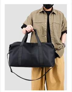 Mannequin masculin tenant un grand sac de sport noir, idéal pour le fitness et les voyages